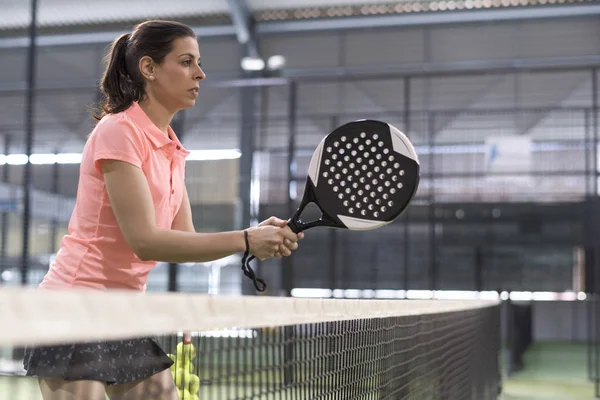 Paddle Jogador Tênis Mulher Atrás Rede Pronto Para Classe Torneio — Fotografia de Stock