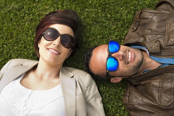 Sonnenbrillen Paar Posiert Stadtpark Lächelnd Gras — Stockfoto