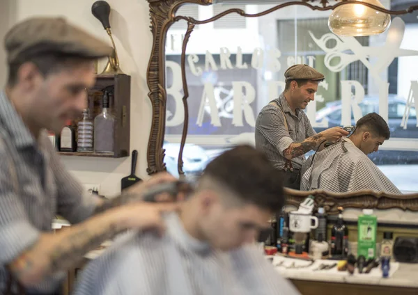 Barbier, homme coupe les cheveux de la personne — Photo