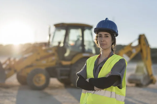 Mujer Trabajadora Mirando Cámara Después Trabajar Imagen Del Atardecer — Foto de Stock