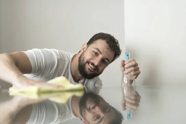 Homem Limpa Vidro Casa Com Pulverizador Vidro Polivalente — Fotografia de Stock
