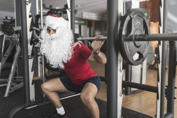 Niño Realiza Sentadillas Las Piernas Entrenamiento Con Santa Claus Traje — Foto de Stock