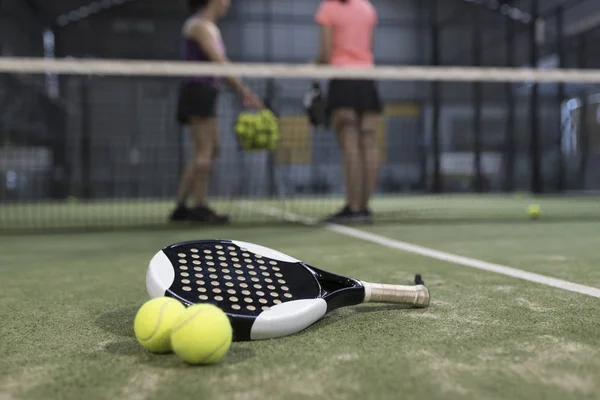 Paddle Objetos Tênis Relva Pronto Para Torneio Mulheres Segundo Plano — Fotografia de Stock