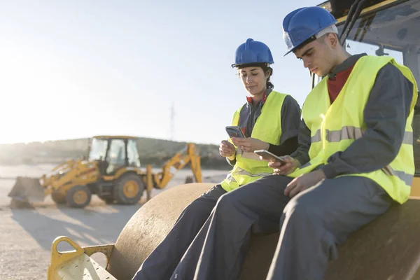 Par Trabajadores Tomando Descanso Trabajo Buscando Teléfono Excavadora Rodillo Vapor — Foto de Stock