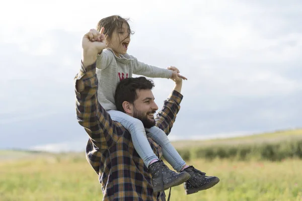 Vater Und Tochter Spielen Freien — Stockfoto