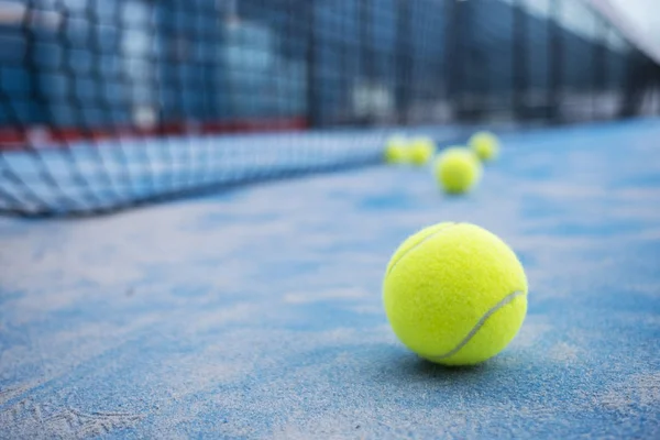 Pelotas Tenis Amarillas Cancha Sobre Césped Azul —  Fotos de Stock