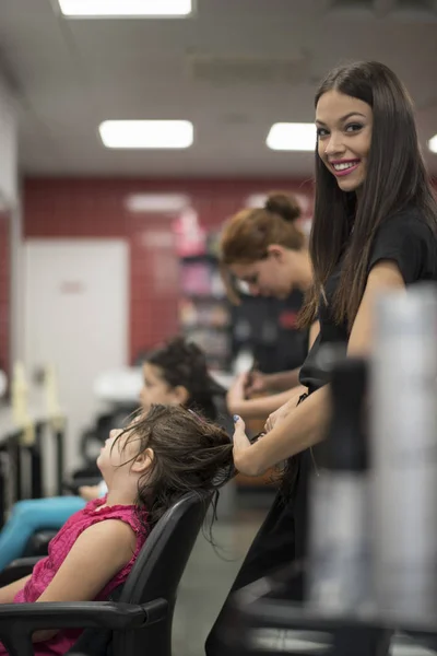 Hairdressers Little Girls Beauty Center Saloon Woman Looking Camera Smile — Stock Photo, Image