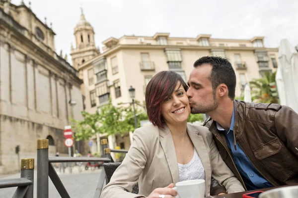 Coppia Bar Terrazza Bere Caffè Con Amore Uomo Baciare Donna — Foto Stock