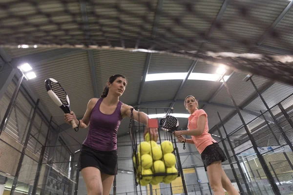 女性は練習のための準備ができているパドルテニスの試合とトレーニング — ストック写真