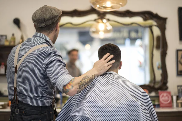 Barbier, homme coupe les cheveux de la personne — Photo