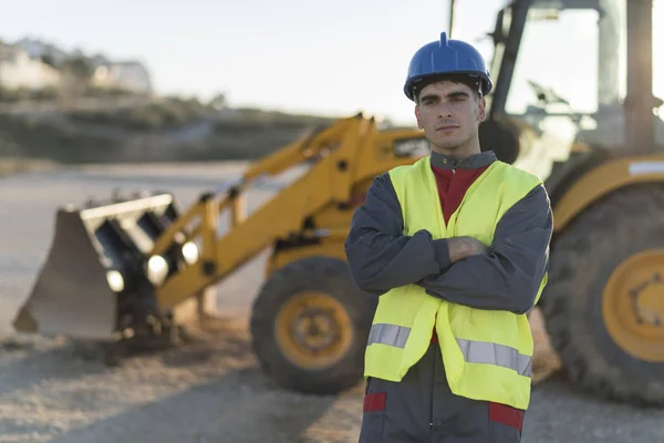 Trabajador Serio Construcción Posando Con Amrs Cruzados Vehículo Fondo — Foto de Stock