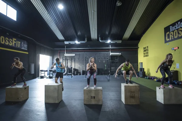 Emberek Képzése Crossfit Osztály Jumping Dobozok — Stock Fotó