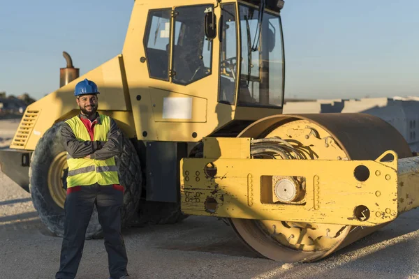 Trabajador Construcción Barbudo Posando Ner Máquina Rodillo Vapor — Foto de Stock