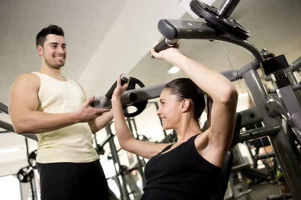 Treinador Fitness Ajudando Mulher Exercícios Peitorais — Fotografia de Stock