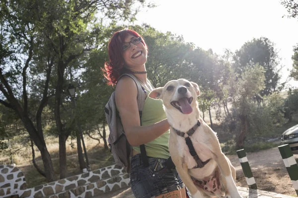 Glückliche Frau Sitzt Mit Hund Freien — Stockfoto