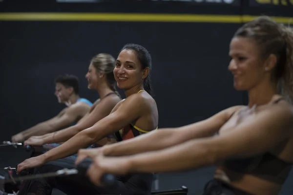 Entrenamiento Mujeres Remando Gimnasio Con Máquinas Ejercicios Tira Cuerda — Foto de Stock