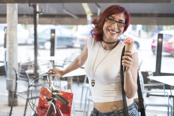 Ung Kvinna Med Cykeltur Staden Och Äter Glass Sommaren — Stockfoto