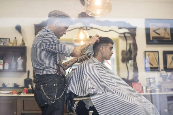 Barbier, homme coupe les cheveux de la personne — Photo