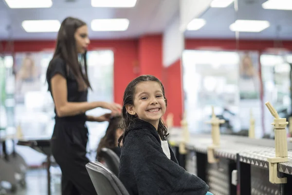 Hairdressers Little Girls Women Training Smiling Camera Little Girl — Stock Photo, Image