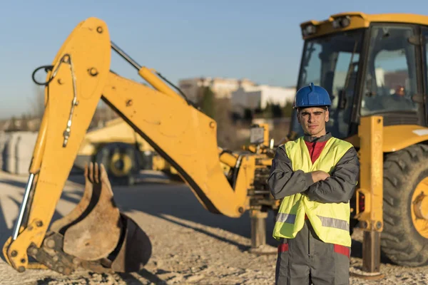 Trabajador Serio Construcción Con Brazos Cruzados Posando — Foto de Stock