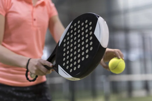 Paddle Raqueta Tenista Pelota Listo Para Servir Cerca Imagen Anónima — Foto de Stock