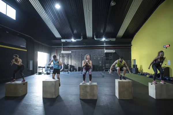 Gente Entrenando Gimnasia Saltando Sobre Cajas —  Fotos de Stock