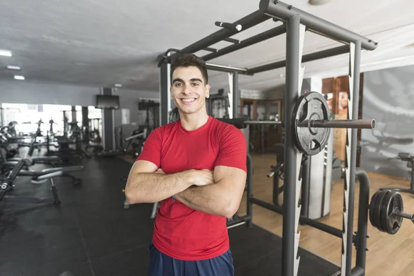 Jovem Sorrindo Homem Posando Com Braços Cruzados Ginásio Após Treinamento — Fotografia de Stock