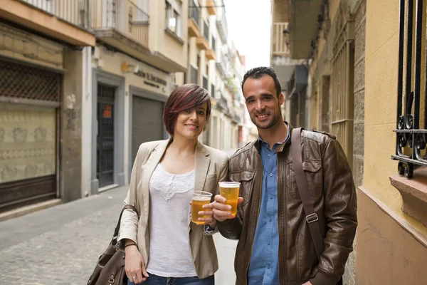 Couple Boire Bière Dans Rue Avec Des Lunettes Plastique — Photo
