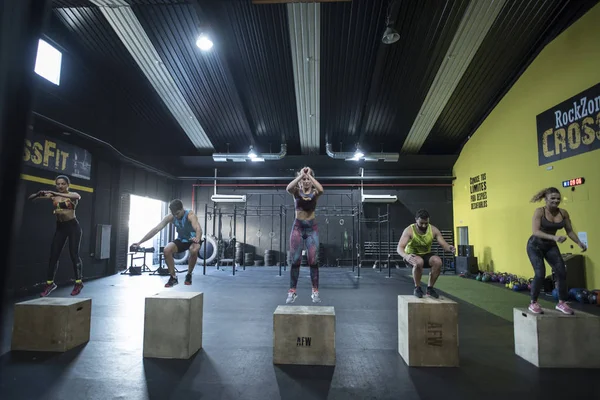 Emberek Képzése Crossfit Osztály Jumping Dobozok — Stock Fotó