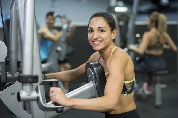 Mujer Fuerte Joven Entrenando Máquinas Gimnasio — Foto de Stock