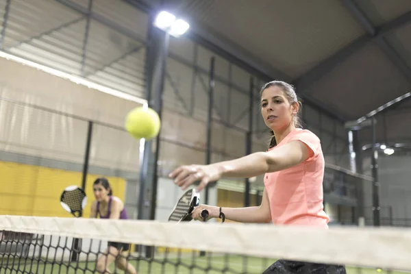 Cpouple Kvinnor Som Spelar Paddle Tennis Indoor Court — Stockfoto