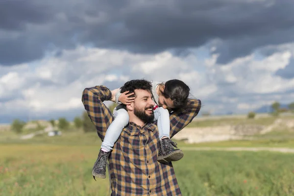 Vater Und Tochter Spielen Freien — Stockfoto