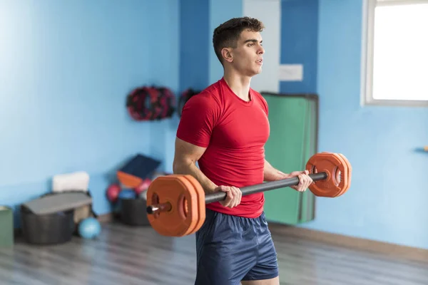 Entrenamiento Hombre Joven Con Barra Fitness Gimnasio Con Luz Natural — Foto de Stock