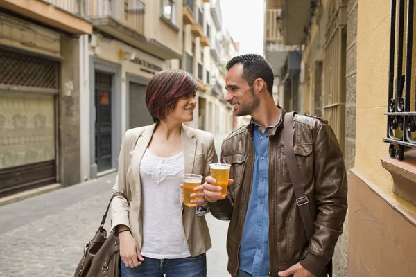 Paar Trinkt Bier Auf Der Straße Mit Plastikgläsern — Stockfoto