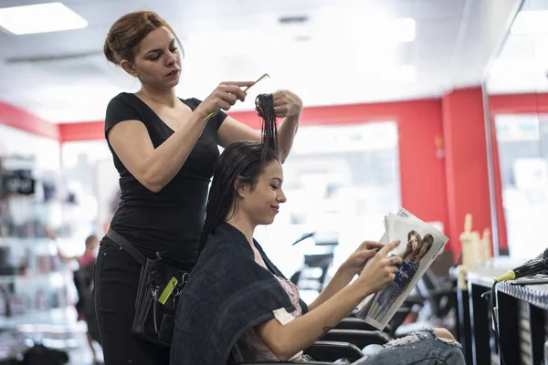 Coiffeur Coupe Peigne Les Cheveux Des Jeunes Femmes — Photo