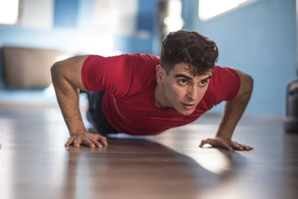 Joven Entrena Flexiones Gimnasio Las Manos — Foto de Stock