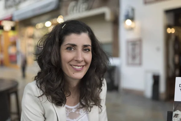 Kameraya bakan samimi kadın portresi