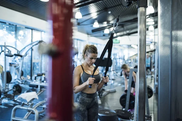 Olgun Güçlü Kadın Spor Salonunda Tricep Kas Trining — Stok fotoğraf