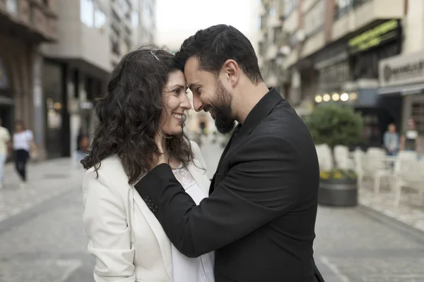 Paar Auf Der Straße Hat Zeit Für Liebe Kuss Und — Stockfoto