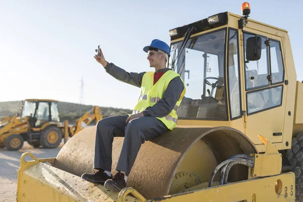 Hombre Con Smartphone Vehículo Pesado Distinciones Trabajo — Foto de Stock