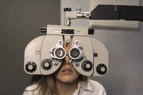 Femme Prête Pour Test Oculaire Avec Phoropter Des Lunettes Calibrage — Photo