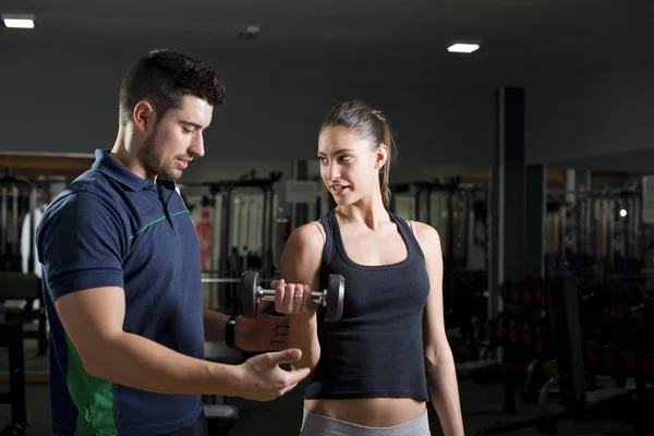 Personal Trainer Ajuda Menina Ginásio — Fotografia de Stock