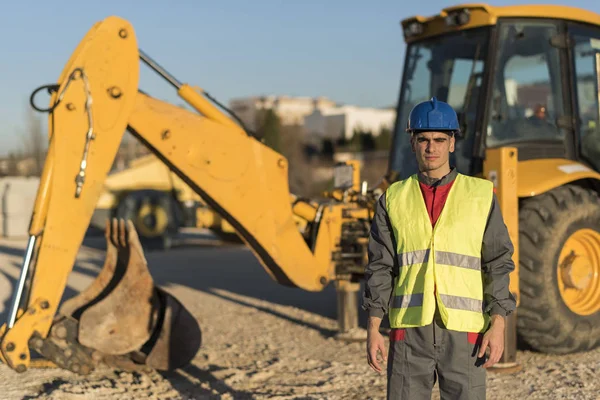 Obrero Construcción Posando Retrato Mirando Cámara Con Vehículo Pesado Fondo — Foto de Stock