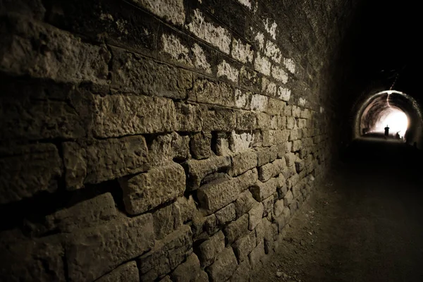 Geniş anle lens ile arka tünel görüntü, koşucu ışık