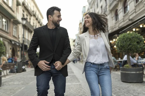 Pareja Joven Años Caminando Por Calle — Foto de Stock