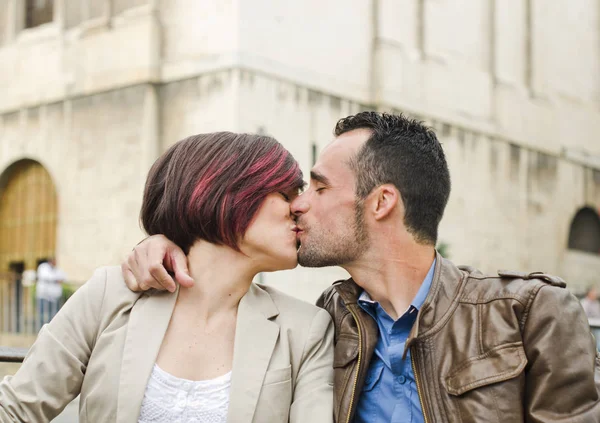 Paar Küsst Sich Der Stadt Mit Europäischem Dom Hintergrund — Stockfoto
