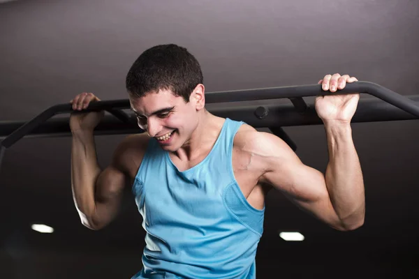 Joven Levantándose Con Ejercicios Barbilla — Foto de Stock