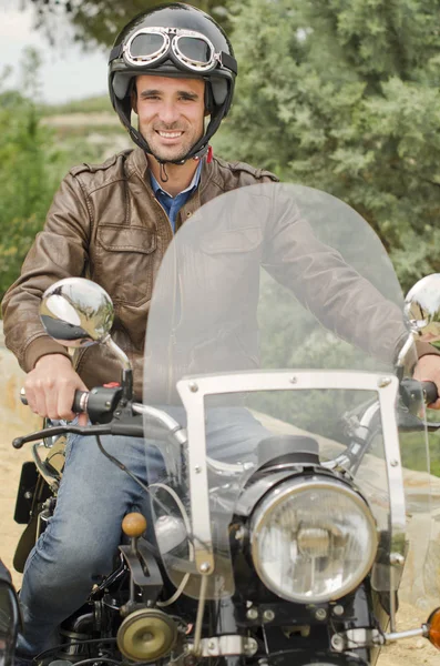 Joven Posando Bicicleta Sidecar Personalizada Sonriendo Mirando Vista — Foto de Stock