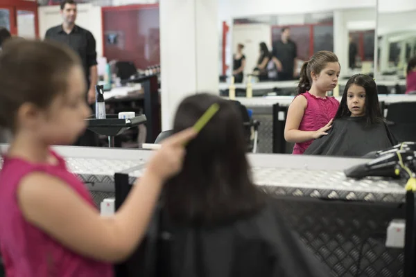 Peluqueros Con Niñas Una Chica Peinando Otra Escuela Cabello —  Fotos de Stock