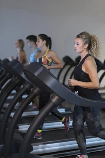 Spor Salonunda Koşu Bandında Koşan Insanlar — Stok fotoğraf